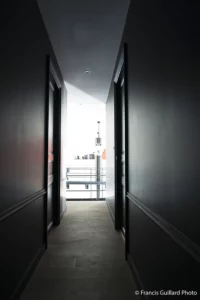 pauline_moussier_architecture_interieur_design_©francisguillard_couloire_peinture_noir