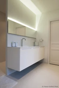 pauline_moussier_architecture_interieur_design_©francisguillard_salle_de_bain_blanc_corian_resine